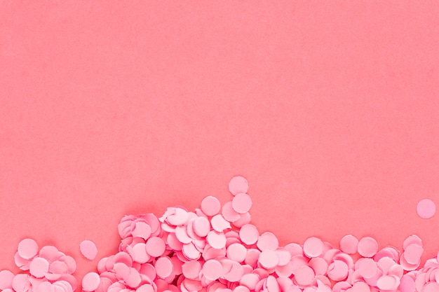 Roze papieren confetti op roze