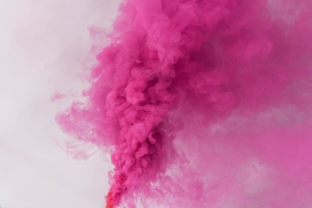 Roze rookeffect op een wit behang