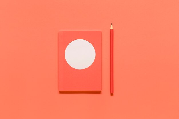 Roze samenstelling met office-instrumenten op gekleurde oppervlak