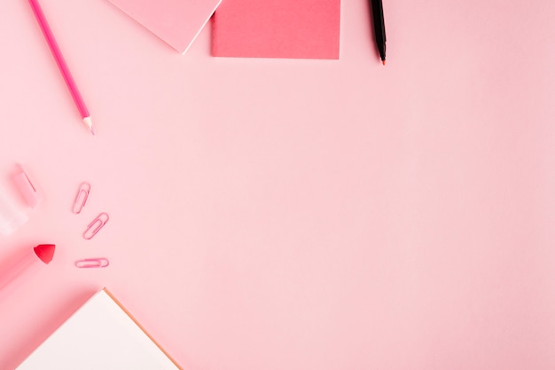 Gratis foto roze schoolbenodigdheden op het bureau