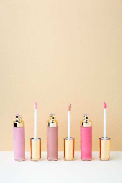 Gratis foto roze tinten lipgloss arrangement