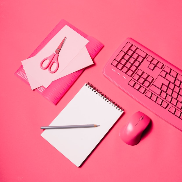 Gratis foto roze toetsenbord en muis met kladblok