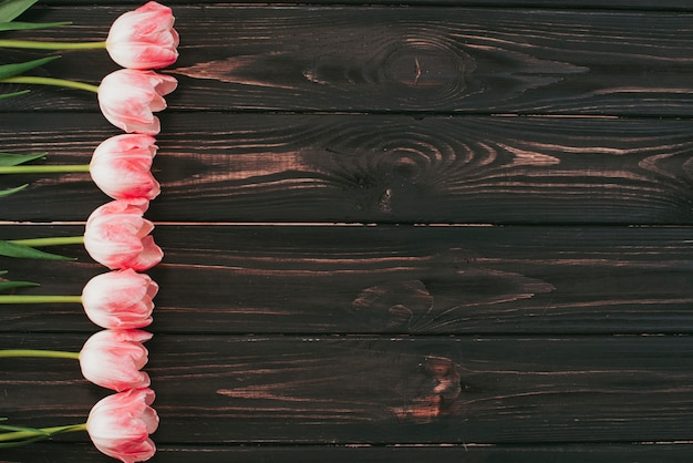 Roze tulp bloemen op houten tafel