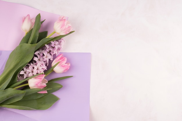 Roze tulpen met bloemen op papier