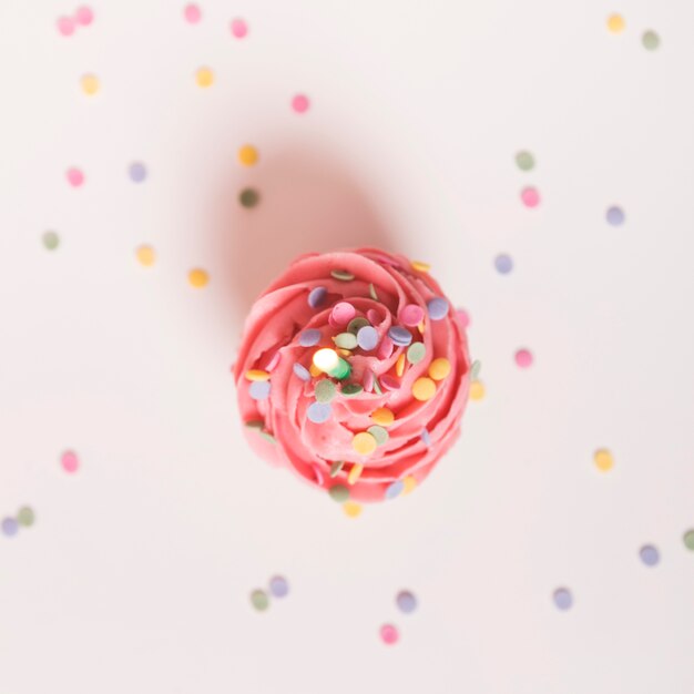 Roze verjaardag cupcake met confetti