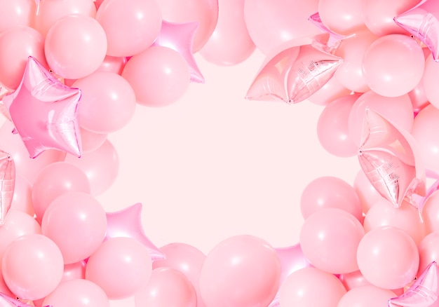 Roze verjaardag lucht ballonnen op munt achtergrond met mockup