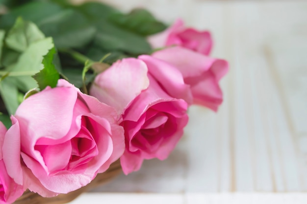 Roze vers roos over witte houten achtergrond