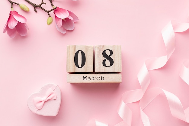 Roze vrouwelijke elementen met 8 maart-letters