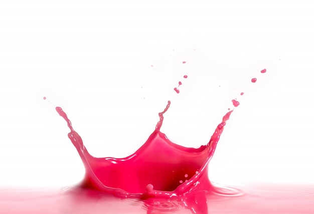 Gratis foto roze wijn splash geïsoleerd op wit