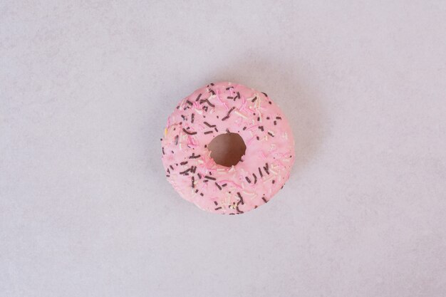 Roze zoete donut op witte ondergrond