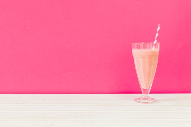 Roze zomer smoothie met copyspace