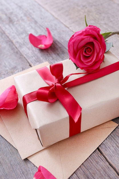 Rozen en geschenkdoos voor Saint Valentine dag