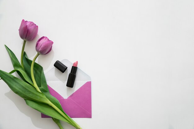 Rozen, envelop en lippenstift