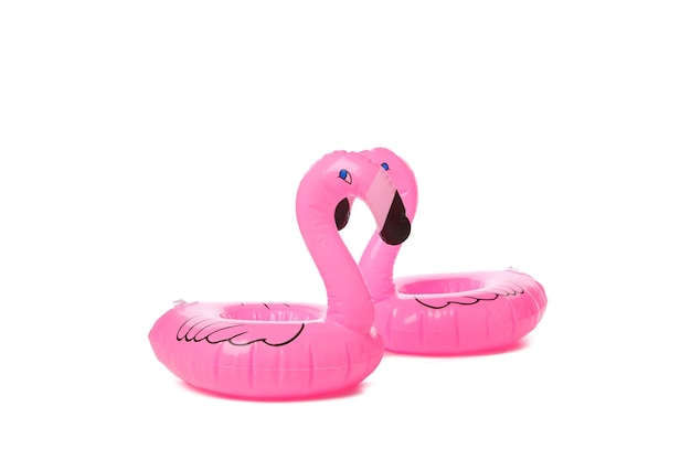 Gratis foto rubberringsflamingo's die op witte achtergrond worden geïsoleerd