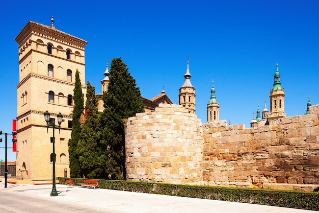 ruïnes van de Romeinse Muur en de Zuda-toren. Zaragoza