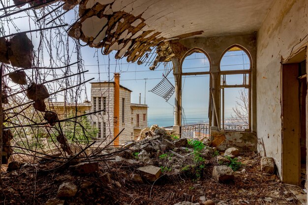Ruïnes van een vervallen herenhuis in Libanon na de oorlog