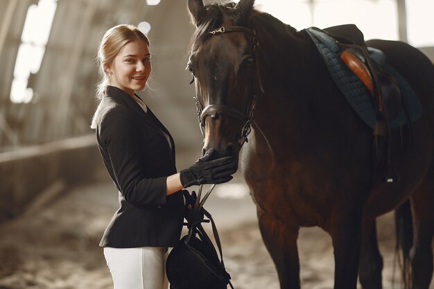 Ruiter traint met het paard