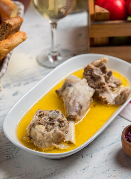 Rundvlees, lamsstukjes gebakken in bouillon botersaus en geserveerd met sumakh.