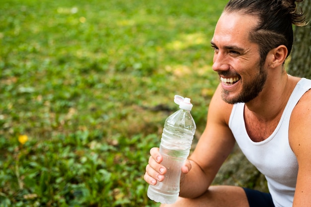 Runner in park met kopie ruimte