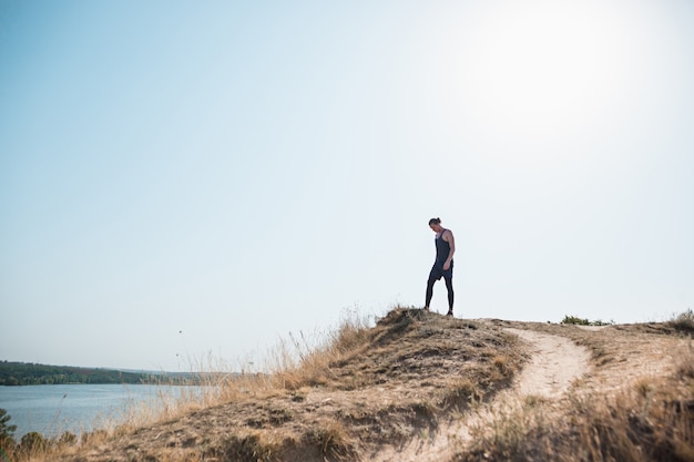 Running sport. Man runner sprinten buiten in de schilderachtige natuur. Fit gespierde mannelijke atleet training parcours uitgevoerd voor marathon run.