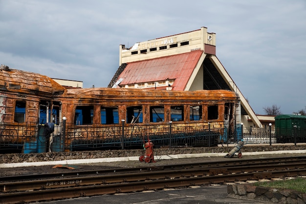 Gratis foto russische oorlog in oekraïne vernietigde trein