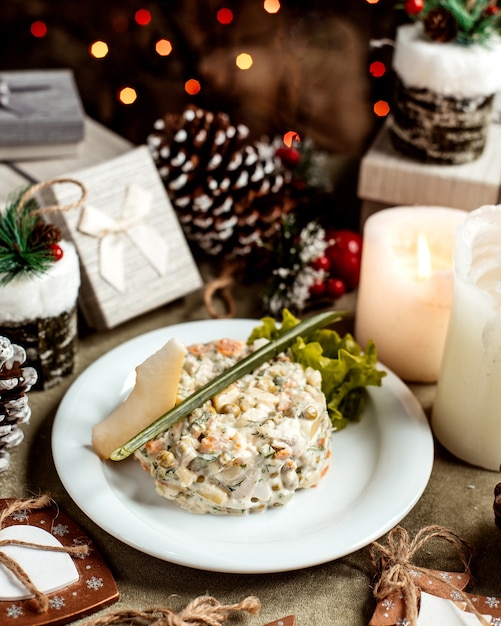 Russische salade met plakje kaas