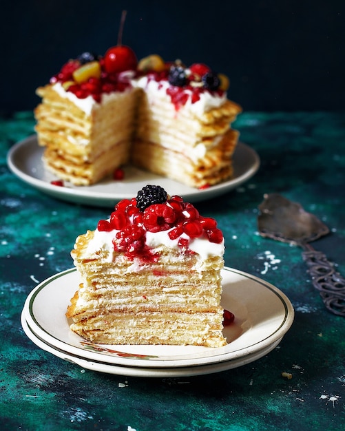 Russische wafelcake met zure room en bessen