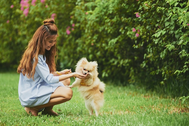 Rusten met hond in park