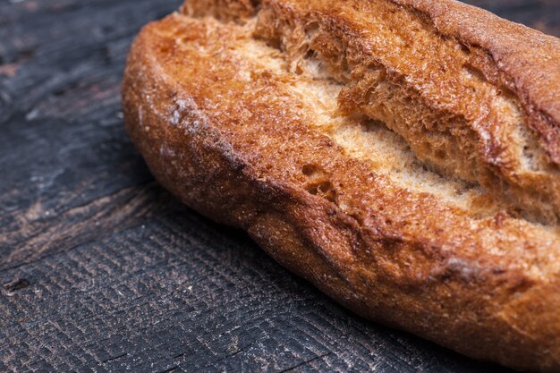 Rustiek brood op houten tafel