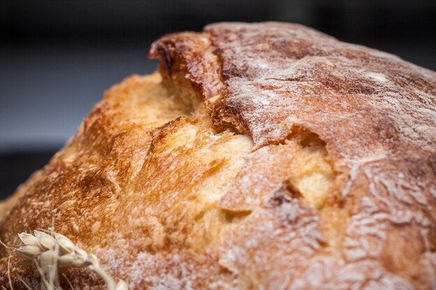 Rustiek brood op houten tafel