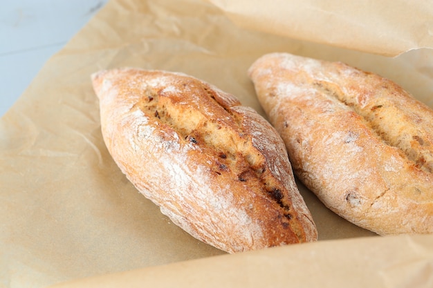 Rustiek brood op tafel