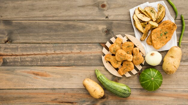 Rustiek eten op houten tafel