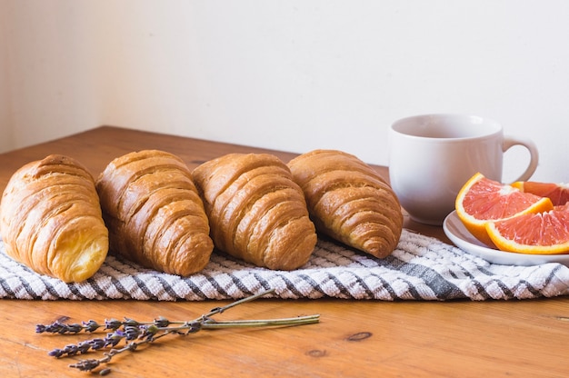 Rustieke croissants voor ontbijt