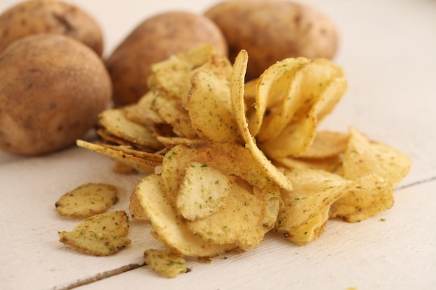 Rustieke ongeschilde aardappelen en friet