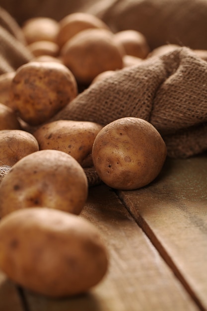 Rustieke ongeschilde aardappelen op een bureau