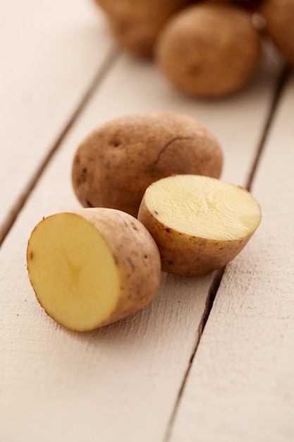 Rustieke ongeschilde aardappelen op een tafel