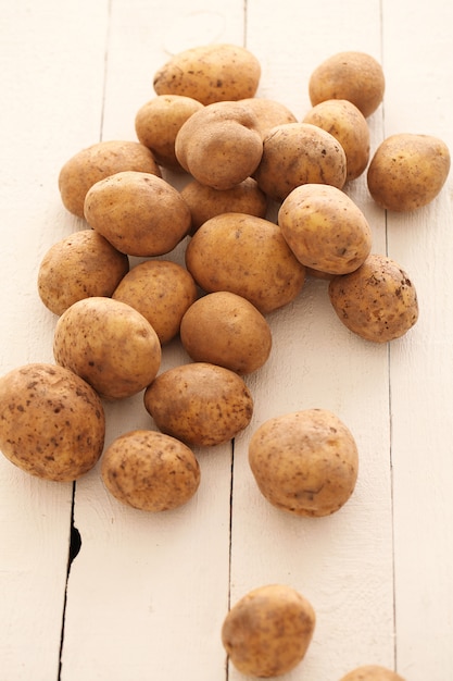 Rustieke ongeschilde aardappelen op een tafel