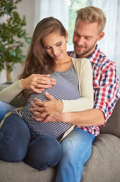 Rustige scène van ouders die wachten op hun pasgeboren baby