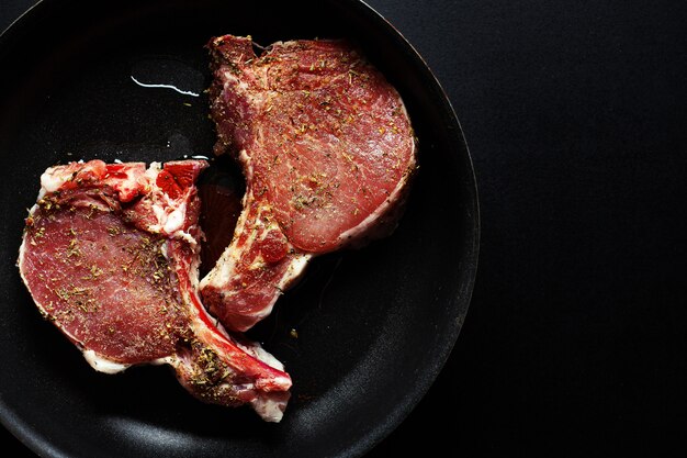 Ruw vleesvarkensvlees met kruiden op pan