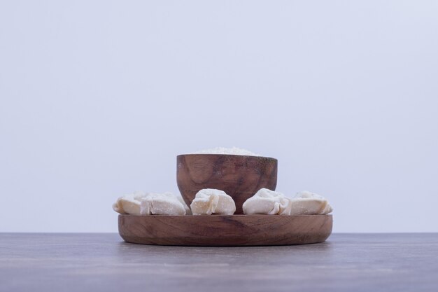 Ruwe dumplings op een houten bord op marmeren oppervlak