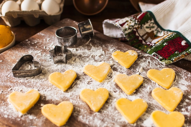 Ruwe koekjes dichtbij koekjessnijders en handdoek