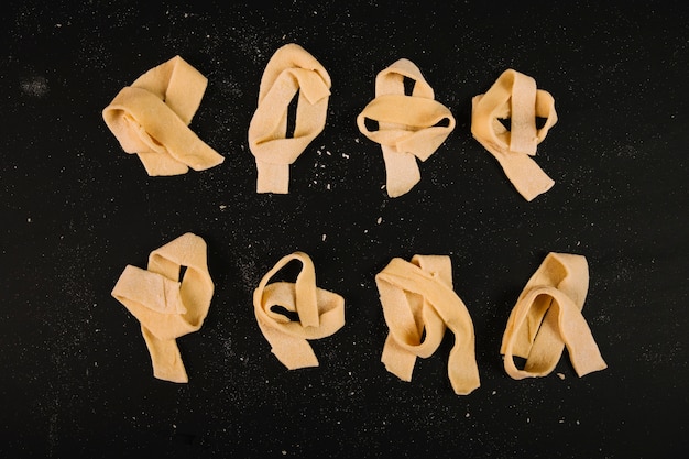 Ruwe pasta op zwart