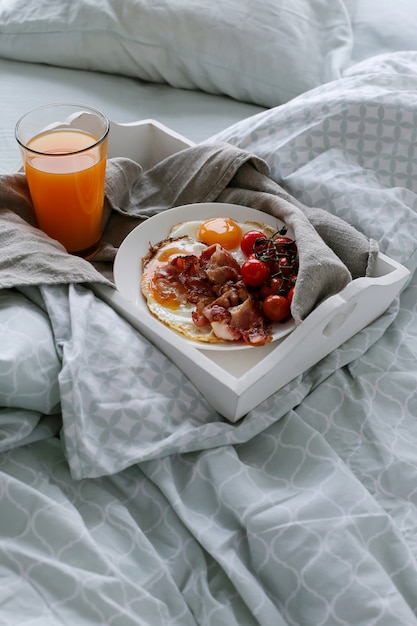 Gratis foto 's morgens ontbijt op bed
