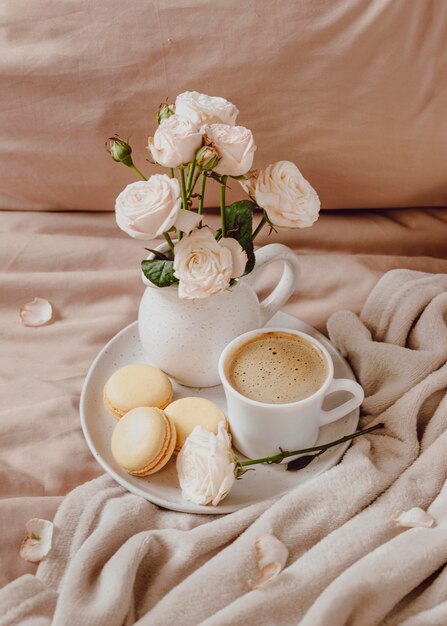 'S ochtends koffie met macarons en bloemen