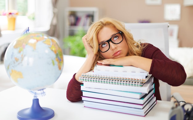 Gratis foto saai jong meisje met stapel boeken