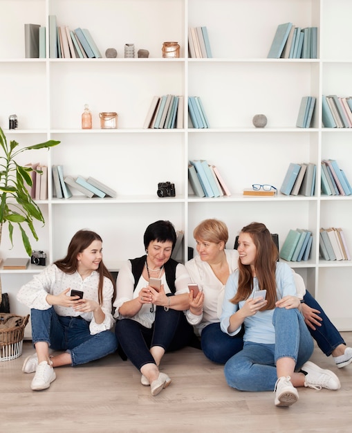 Saamhorigheidsgroep vrouwen die telefoon bekijken