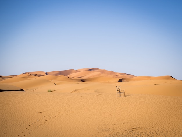 Sahara woestijn onder het zonlicht en een blauwe hemel in Marokko in Afrika
