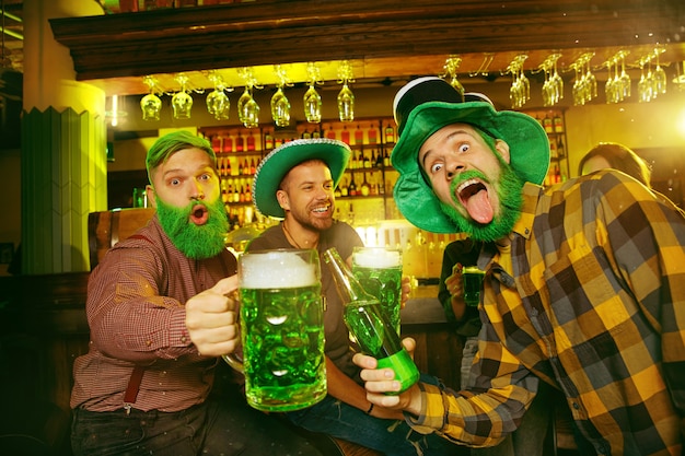 Saint Patrick's Day-feest. Gelukkige vrienden vieren en drinken groen bier.