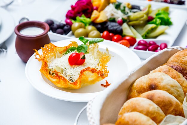 Salade in de tomaat van het crackerbrood op hoogste zijaanzicht