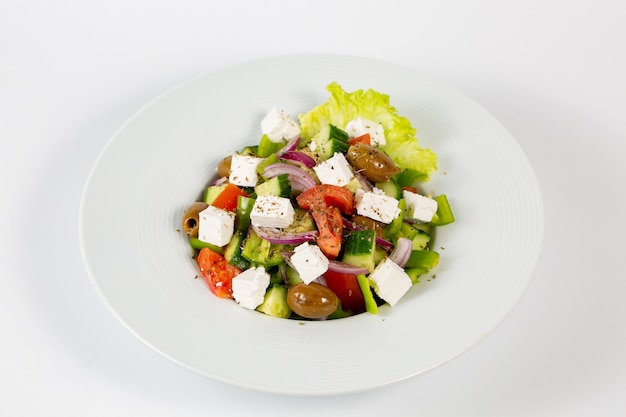 Salade met fetakaasolijven en verse groenten